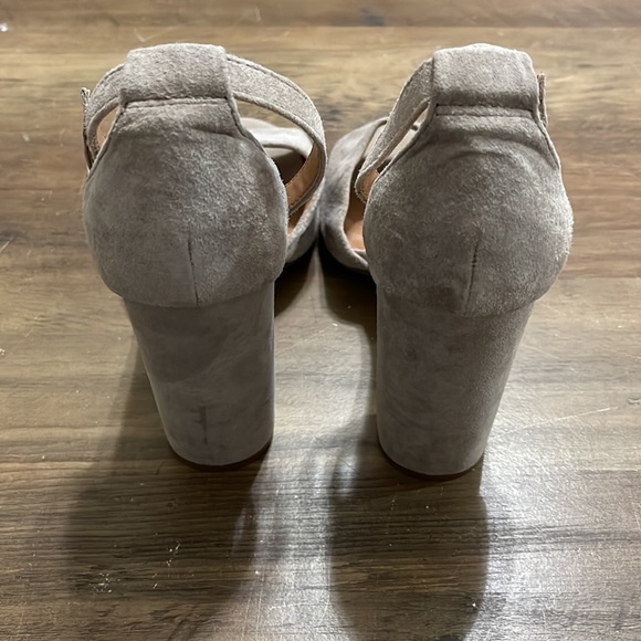 Women’s Steve Madden Pumps. Beige/gray. Size 9 - Picture 3 of 5